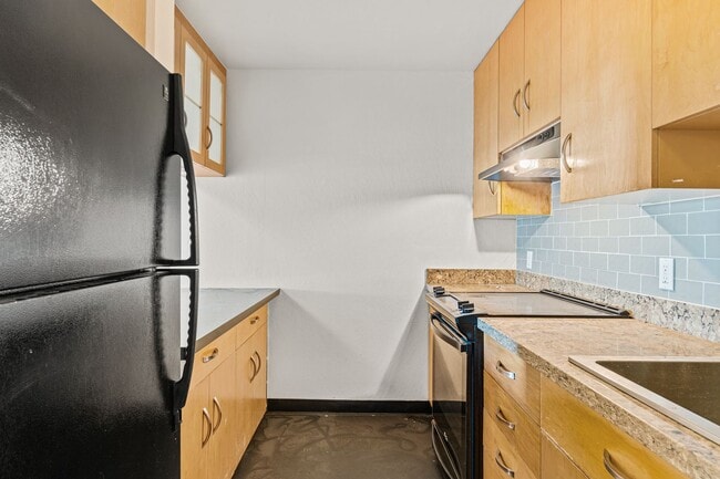 Building Photo - Modern 1-Bed w/ Balcony & Views Near Piedmont