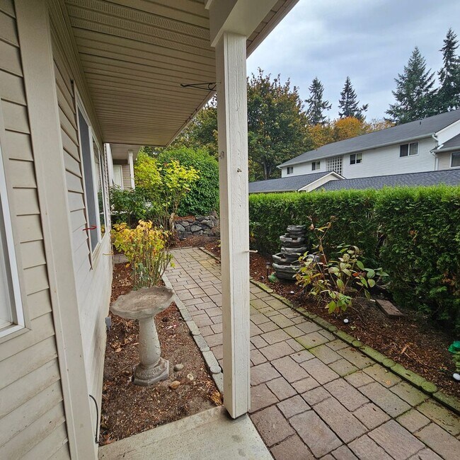 Building Photo - In town Kingston, walking distance to the Seattle and Edmonds ferry, main floor condo