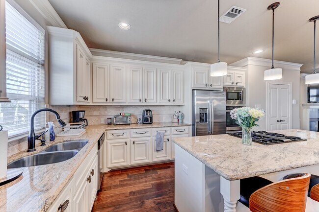 Building Photo - 1325 W 24th St