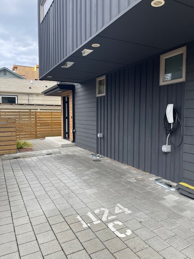 Building Photo - Bright Ballard Townhome – 2BR/2BA, 1,270 s...