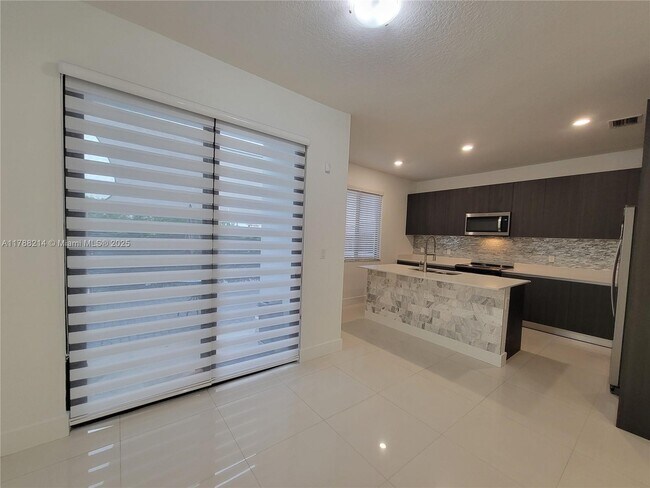 Building Photo - 492 SW 91st Pl
