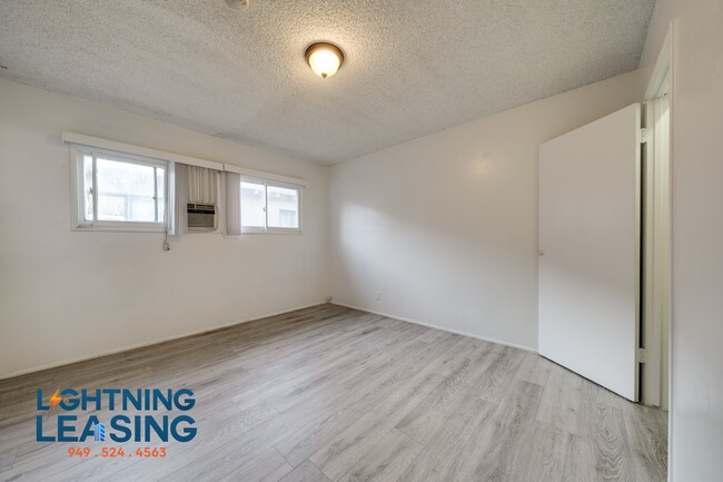 Building Photo - 14753 Vanowen-4C