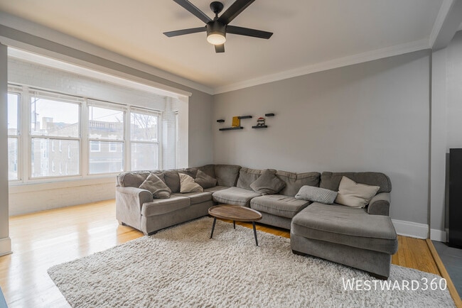 Building Photo - 1410 W Farragut Ave