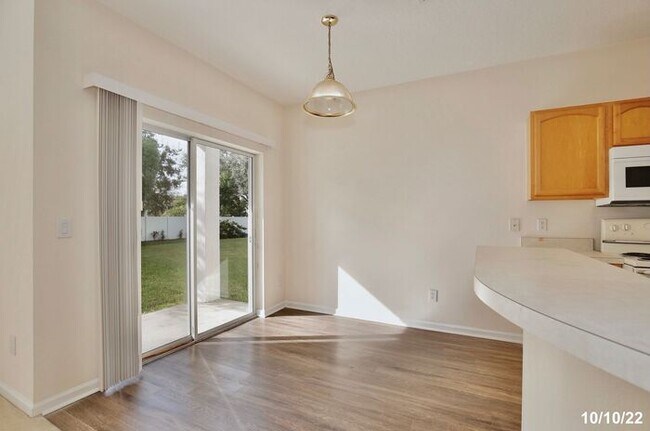 Building Photo - Amazing 3/2 Spacious Home with a Bonus Roo...