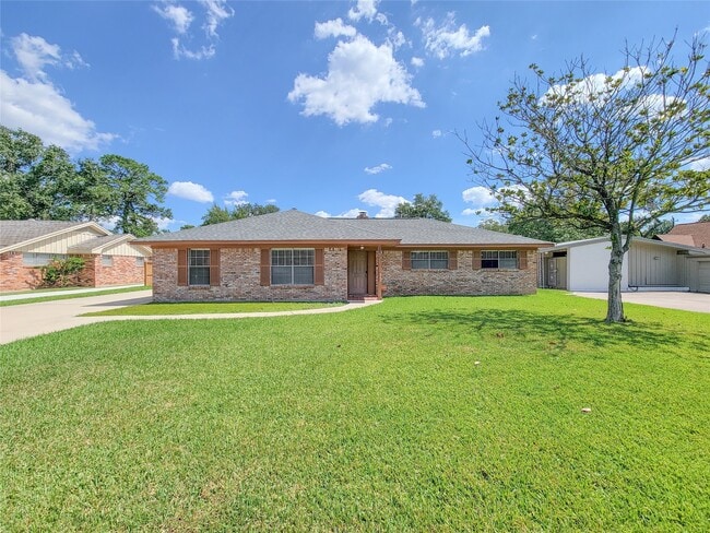 Building Photo - 2115 Forest Oaks Dr