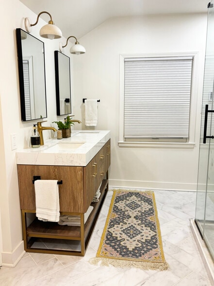 primary bath - 6120 N Kent Ave