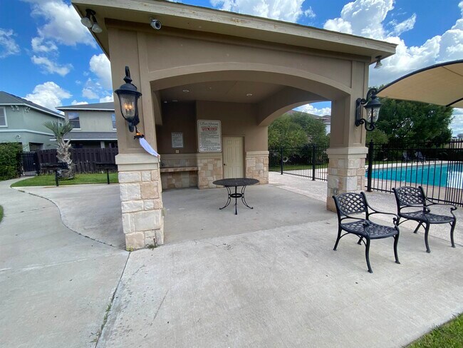 Building Photo - 9813 Sandhill Dr