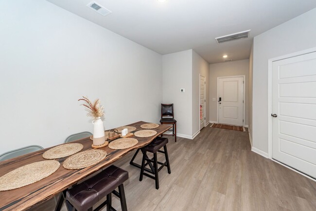 Building Photo - 3 Bedroom 2.5 Bath Single Family Home in W...
