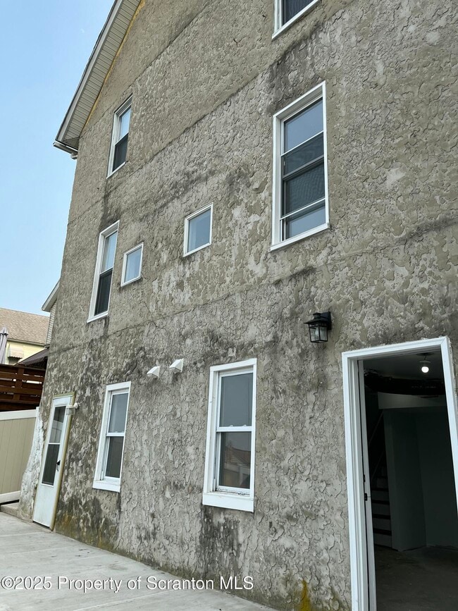 Building Photo - 808 1/2 Eynon St