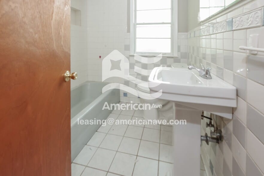 Building Photo - 4728 Roosevelt Ave