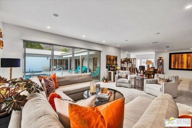 Building Photo - 605 E Sierra Way