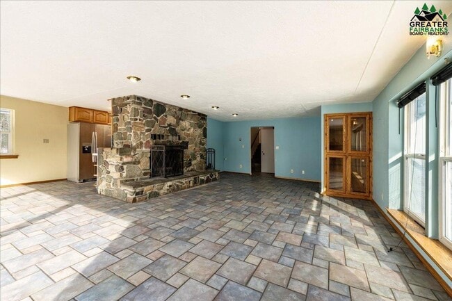 Building Photo - Large 3 bedroom 2 bath 2 car garage with s...