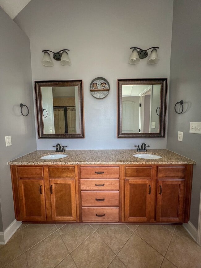 Building Photo - Short Term Leases Options! Gorgeous 5 Bedr...