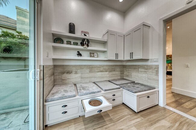 Building Photo - Stunning Green Valley, Guard Gated Community, Pool Home!