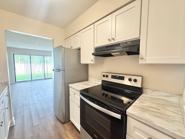 Building Photo - Apartment - Right off Cypress Gardens Blvd!