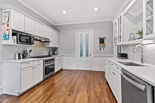 Building Photo - 65 Church St