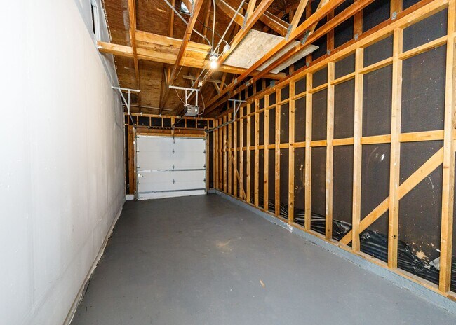 Building Photo - Newly Remodeled 5 Bed Home with Huge Yard