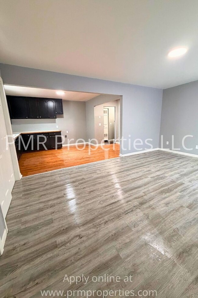 Building Photo - 3 Bedrooms / 1 Bathroom House