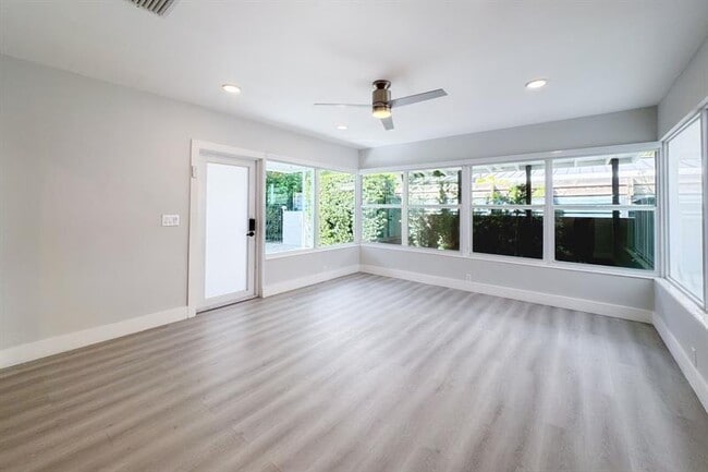 Building Photo - 1641 NE 5th Ct