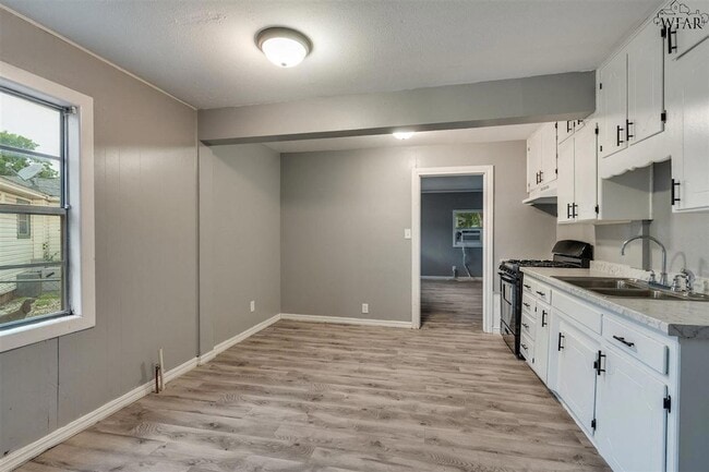 Building Photo - 523 W Inwood Dr