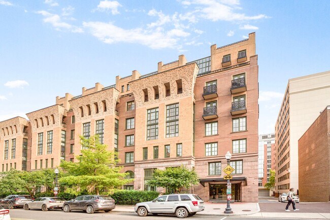 Building Photo - Available Now! High End 1 Bed/ 1 Bath in A...