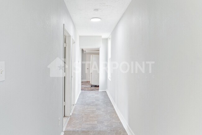 Building Photo - 1611 W Kentucky St