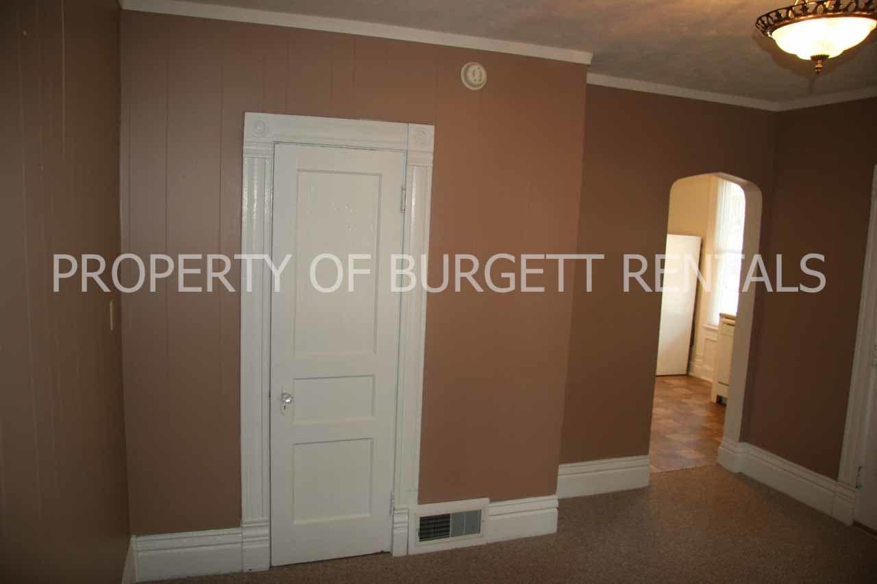 Building Photo - 491 Robinson St