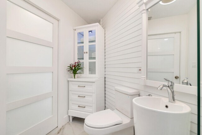 Building Photo - 331 Tequesta Dr