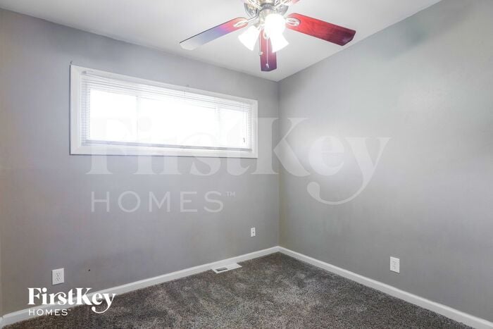 Building Photo - 1302 SW Peggy Cir