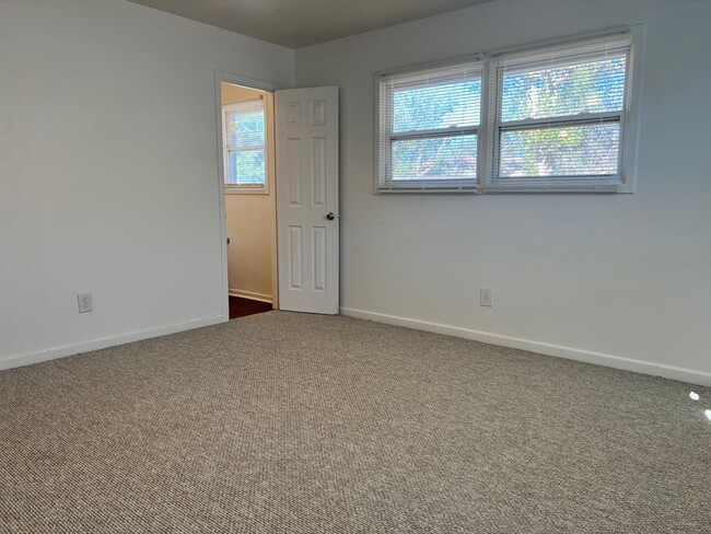 Building Photo - Newly Remodeled 3 bed 2 bath