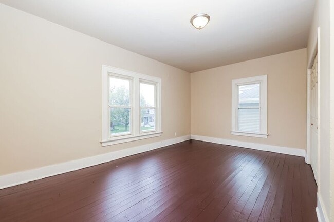 Building Photo - 557/559 E Madison Ave