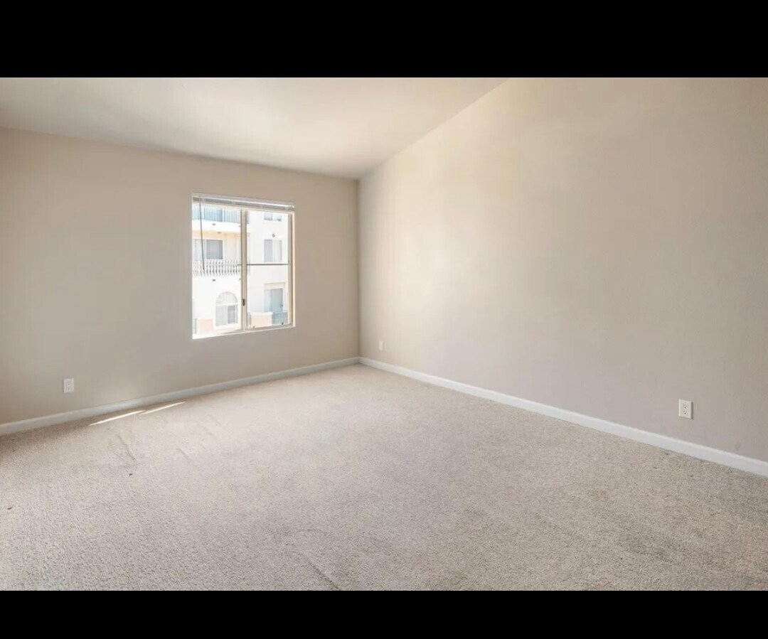 Building Photo - 580 Camino De La Reina