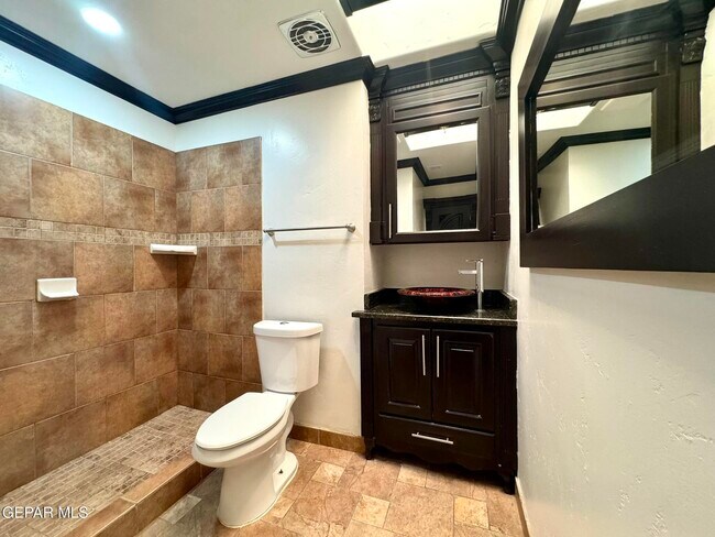 Building Photo - 142 Clairemont Rd