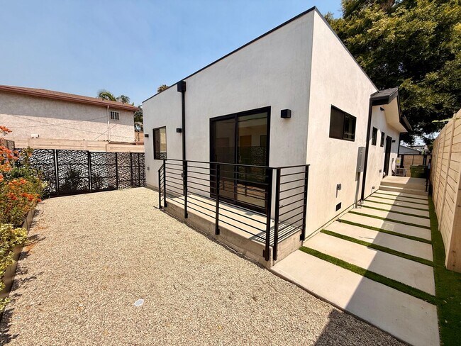 Building Photo - 2427 Shoredale Ave