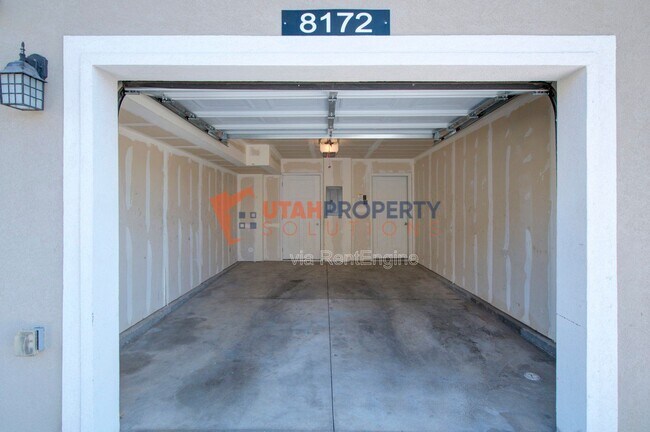 Building Photo - 8172 Broken Spoke Ln