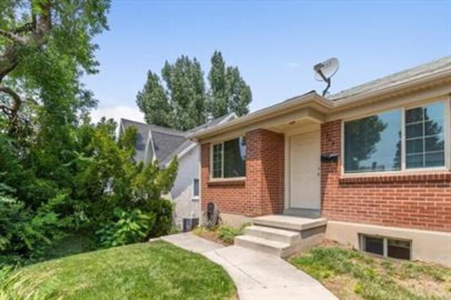 Building Photo - 1263 E Emerson Ave