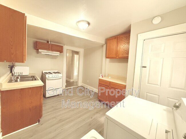 Building Photo - 997 S Willett St