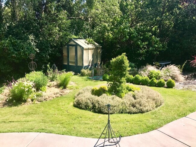 Building Photo - Country Home!