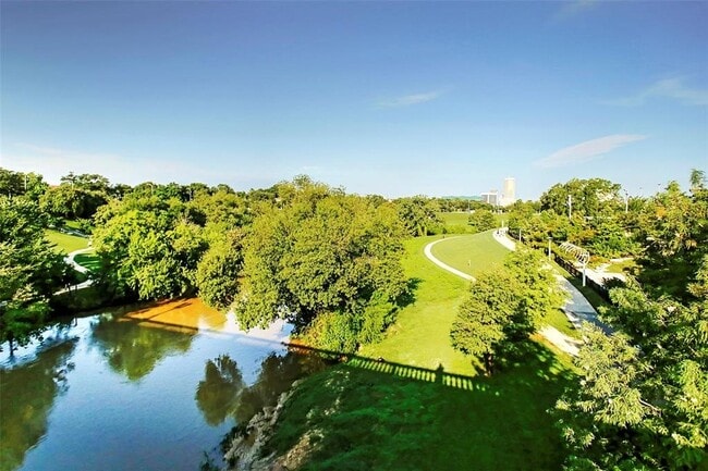 Building Photo - 934 E Heights Hollow Ln