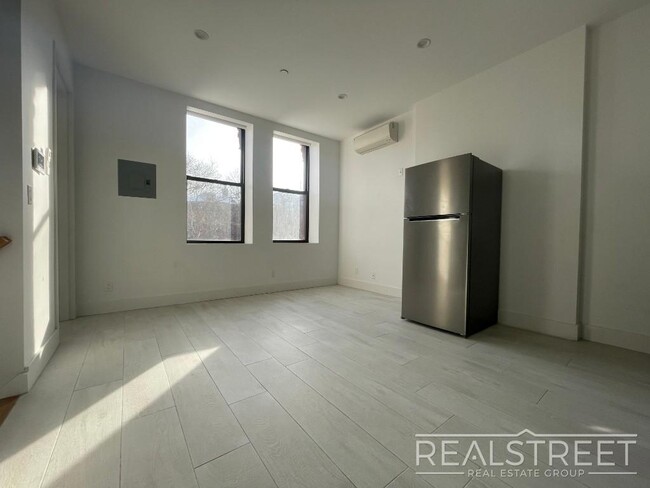 Building Photo - Stunning Brand New 2 Bed Duplex in Landmar...