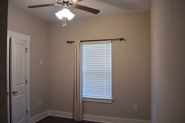Building Photo - Available June 1 Three Bedroom Townhouse a...