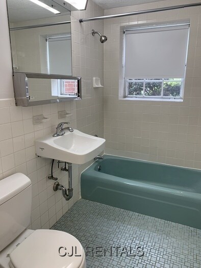 Building Photo - 5 Viking Ct