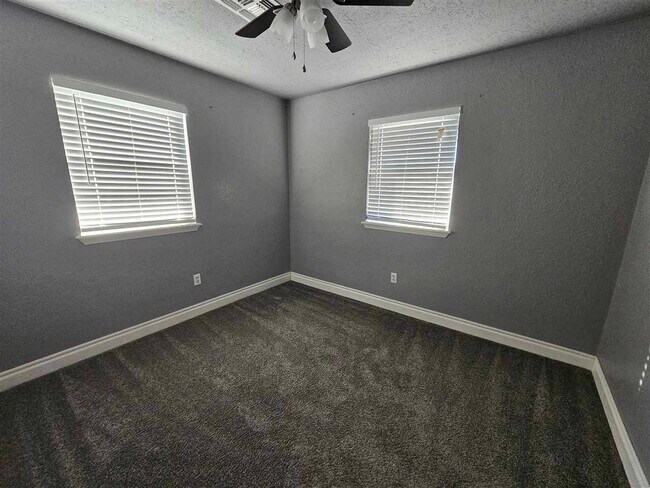 Building Photo - 4621 SE Mieling Dr