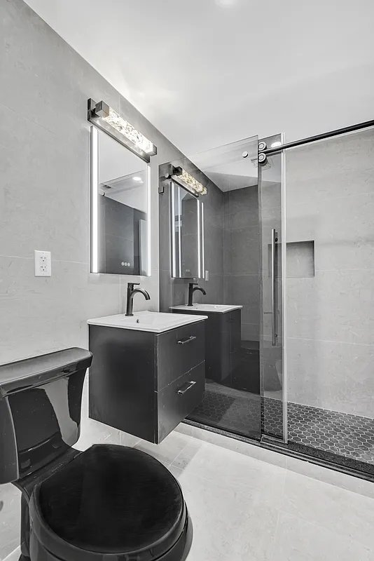 Building Photo - 18 E 13th St