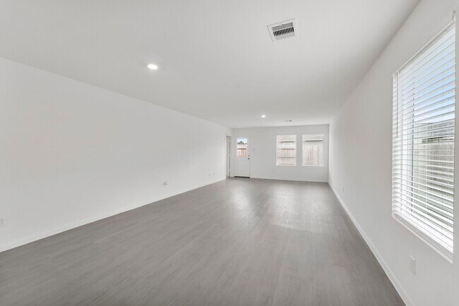 Building Photo - 706 Umbrella Tree Dr