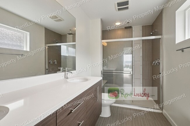 Building Photo - Immaculate and LARGE 4-Bedroom Home in Unb...