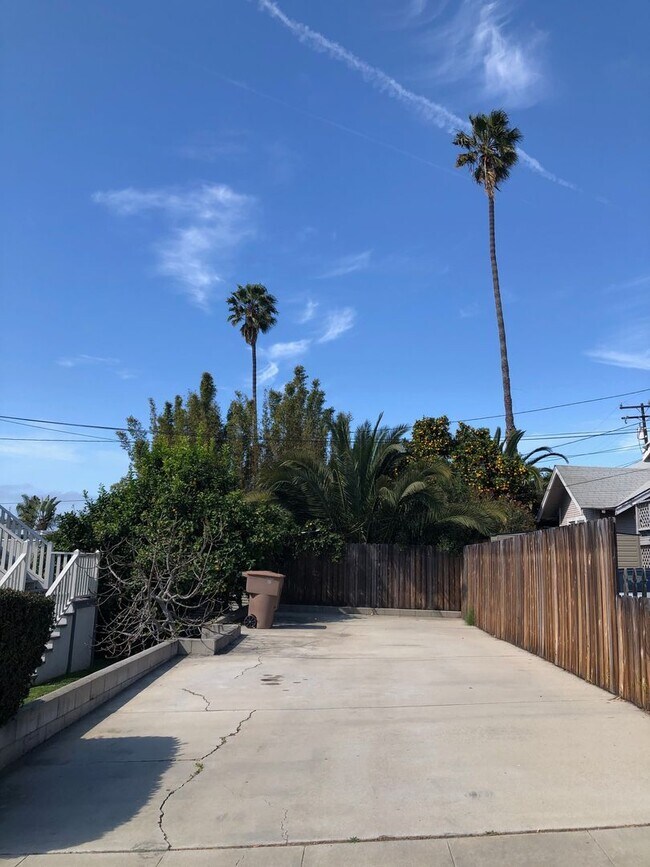 Building Photo - 1093 E Main St