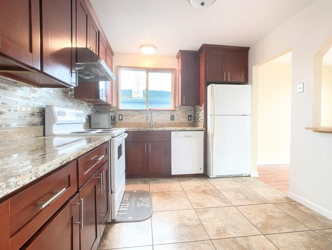 Building Photo - 1215 Skyline Dr