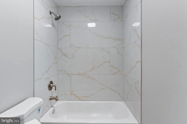 Building Photo - 809 Pontiac Ave