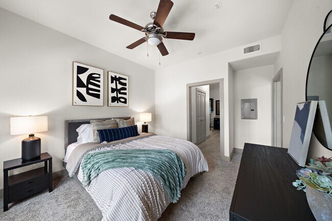 Building Photo - City Living Made Easy – 1/1 Near Downtown